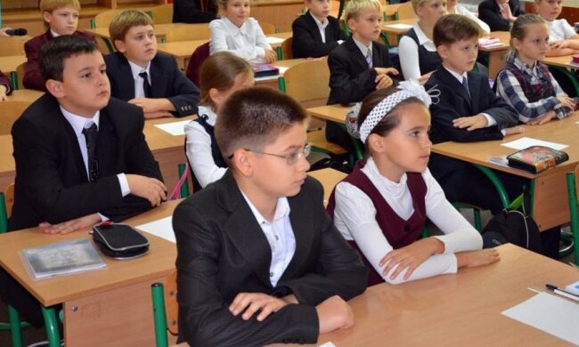 Как школьников Мариуполя учат любить Россию