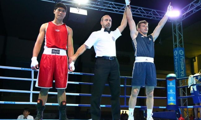 Подвійний удар: Боксери відправили один одного в нокдаун