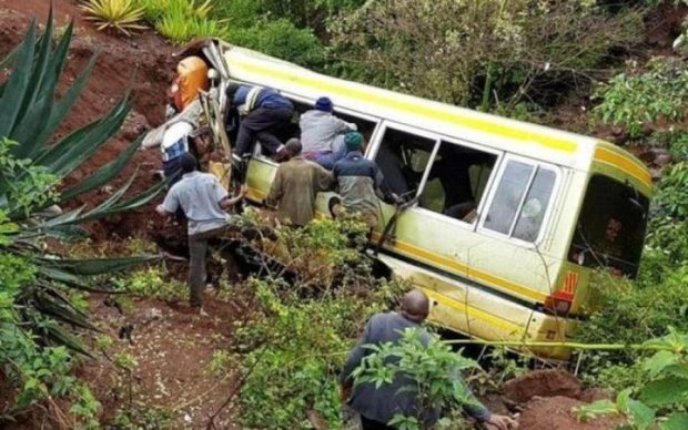 У Танзанії шкільний автобус зірвався в яр: загинули десятки дітей