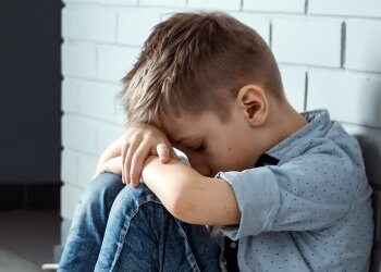 Сумна дитина. Фото з відкритих джерел