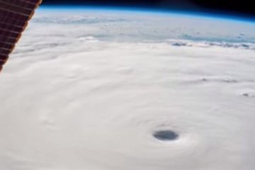 NASA зробило зйомку тайфуну "Соуделор" з космосу (відео)