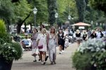 Головні новини за 7 серпня: батьки повстали проти шкільних правил, банкомат видає фальшиві гроші, а за авіапасажирів наклали мито