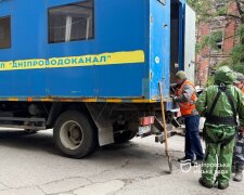 Коммунальщики ремонтируют водопровод в Днепре