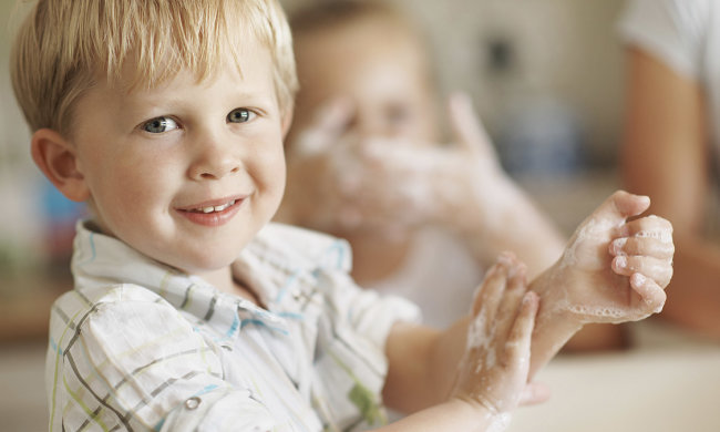 Антисептик или мыло: ученые рассказали, чем лучше мыть руки детям