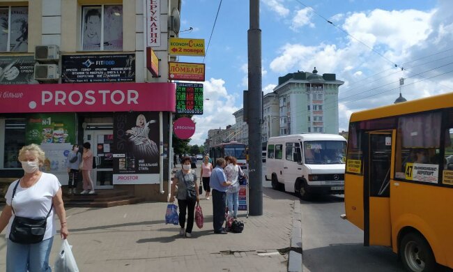 Маленькие украинки показали мастер-класс ленивым коммунальщикам — собирают мусор, не боясь замарать руки