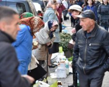 Полуниці із присмаком сліз: Зеленському показали, як виживають українці на злиденні пенсії