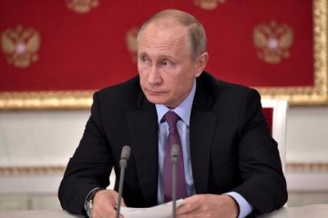 Балалайка і пляшка горілки: у Києві з'явився "золотий" пам'ятник Путіну