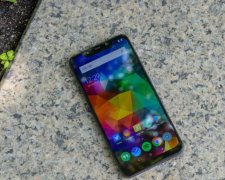 Xiaomi Poco F1: топовий смартфон за смішні гроші
