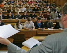 На Рівненщині викладач за принтер обіцяв студентам дипломи
