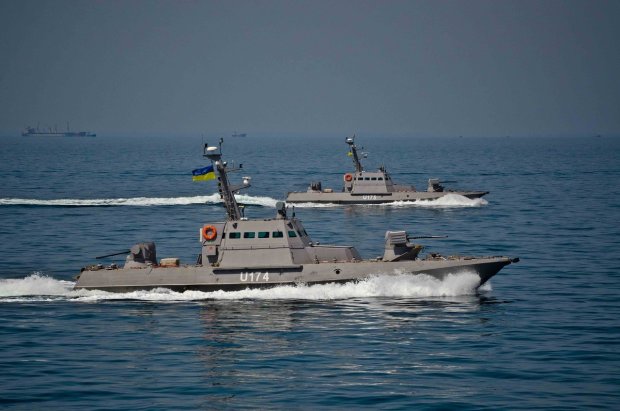 Идет бой, огонь на поражение: украинские корабли подверглись массированой атаке