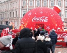 Кияни на морозі стояли в черзі за «халявною» Coсa-Cola