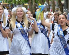 Выпускной близко: штаб предложил "образовательную тишину" на Донбассе