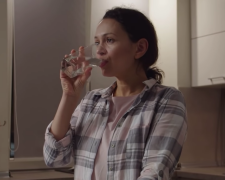 Шкідливість мінеральної води. Фото: скрін youtube