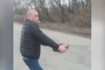 Скрин, видео YouTube смельчак с миной
