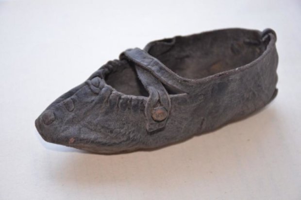 Археологи знайшли 300-річні дитячі черевички
