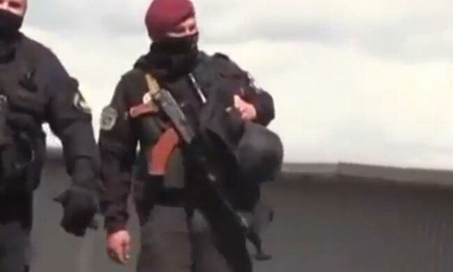 У Києві судять "мінера" мосту Метро в Києві, у хлопця здали нерви - "Короста, воші. Віджали хату за шматок хліба, с*ки!"