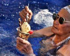 А ви так зможете? 90-річна бабця забрала у фітоняшок усіх фанатів