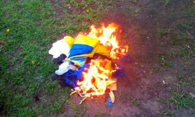 За підпал прапорів держави посадили трьох українців