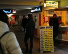 Долар готує гривні космічні перевантаження, українцям радять потрошити матраци: що буде з валютою до кінця року