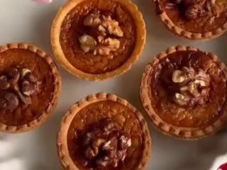 Быстрые орешки со сгущёнкой в тарталетках, кадр из видео