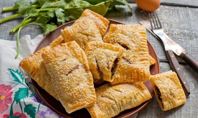 Покроковий рецепт смачних слойок зі шпинатом