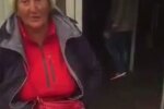 Чоловік розгромив "магазин" бабусі біля метро, кадр з відео