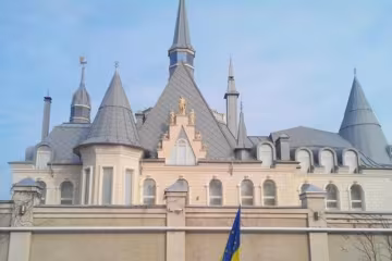 Ківалов продасть "будинок Гаррі Поттера" й збудує школу