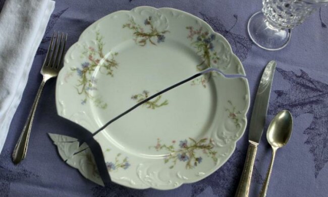 Сама склеится: можете забыть про трещины на посуде