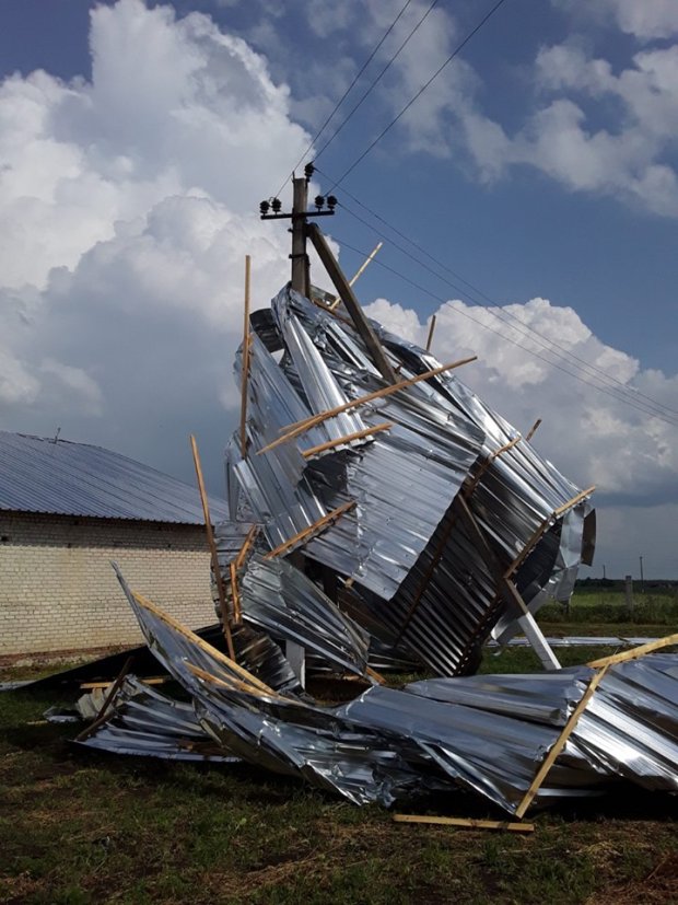 На Донбасі лютує шалений ураган: стихія знищує все на своєму шляху, люди благають про допомогу