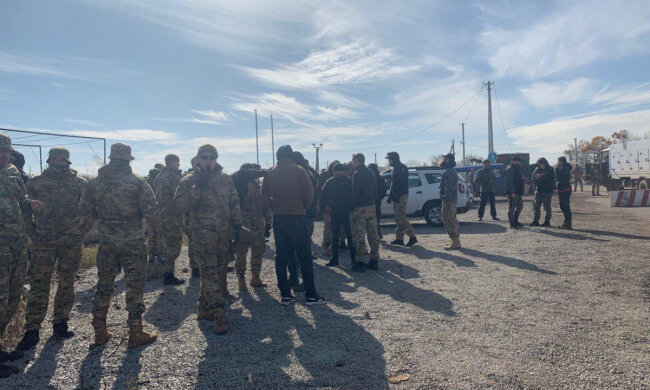 На шляху у Золоте сталася сутичка між добровольцями та поліцією: стрілянина потрапила на відео