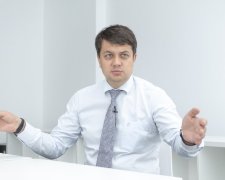 Курилка, буфет і вбиральні: Разумков розніс роботу попередньої Ради, Парубій так і не спромігся