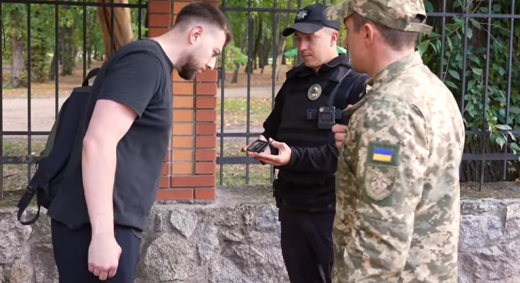 ТЦК та поліція. Фото: скрін youtube