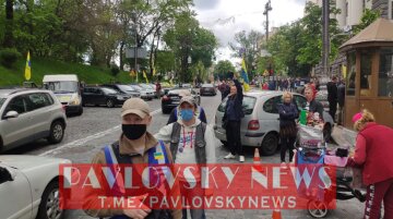 Євробляхери під Кабміном, скріншот: PavlovskyNEWS