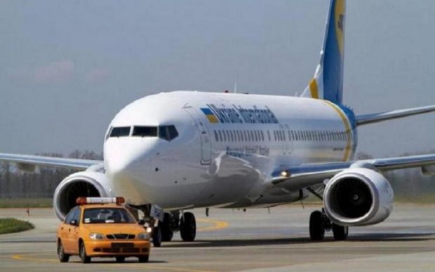 Взрывотехники обыскали "заминированный" самолет во Львове