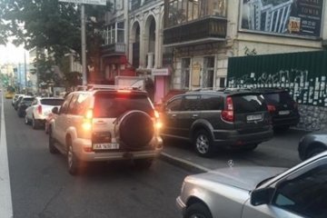 В центре Киева "герои парковки" отдохнули на транспортной полосе 