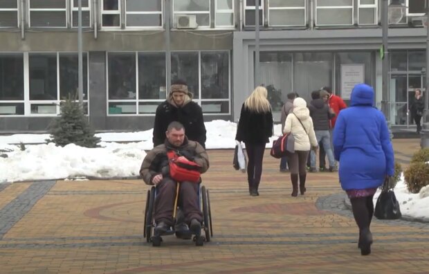 Особи з інвалідністю, кадр з відео
