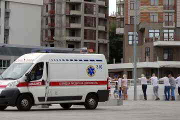 Юна дніпрянка впала в шахту ліфта, дівчинка на межі: крик про допомогу батьків почула вся Україна