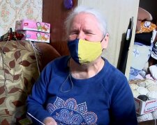 Незряча пенсіонерка зв'язала шкарпетки для тисяч захисників України: "Щоб синочки не мерзли"