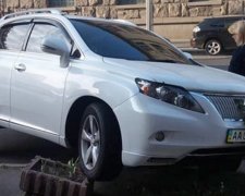 Київський «герой парковки» на Lexus завис у повітрі (фото)