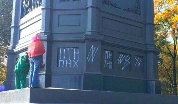 Вандали поглумилися над київською святинею