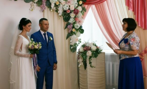 Душевная свадьба военной медсестры и героя растрогала украинцев до слез: "Их сердца объединила война"