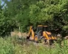 Місцеві зрили дорогу, щоб машини не їздили? На українській вулиці помітили спецтехніку