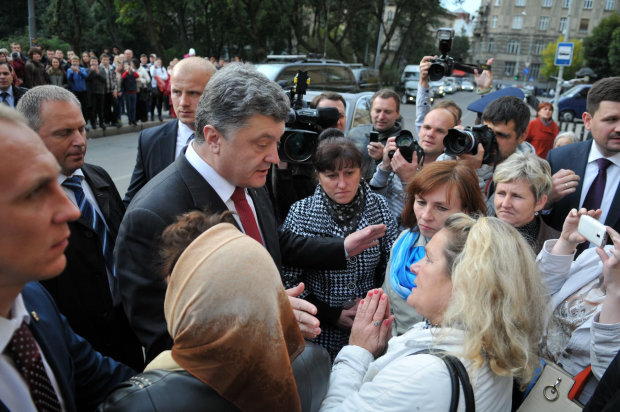 "Позор!" дикий шмон и снайперы: как в Тернополе встретили Порошенко