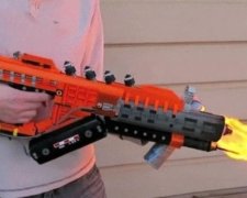 З LEGO зібрали робочий вогнемет (відео)