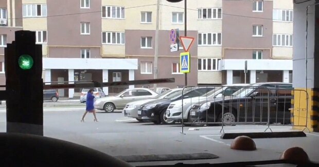 Під Дніпром горе-батьки "запечатали" дитину в машині, щоб купити курку - мамочко, ти де
