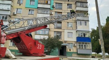 В Днепре школьник повис на 10 этаже, жуткая пропасть под ногами: подробности в шаге от трагедии