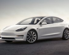 Tesla блокирует функции электрокаров Model 3, водители возмущены