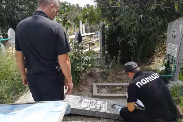 "За это боролись ваши деды?": одесские вандалы поиздевались над святой памятью украинцев, дикие кадры