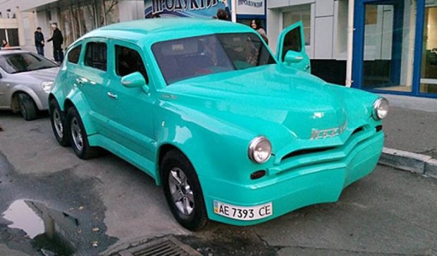 Шестиколесный автомобиль-кастом удивил киевлян (фото)