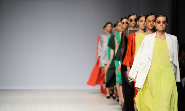 Квіти замість голови: в мережі показали найяскравіші вбрання на Ukrainian Fashion Week